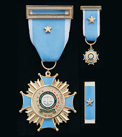 准将ハイメ･ラミレス･ゴメス監察総監トランスペアレンシー･メダルは｢勇気、勇敢さ、正直さ｣そして｢最も高い理想の展示、道徳と倫理的価値観｣の象徴です。